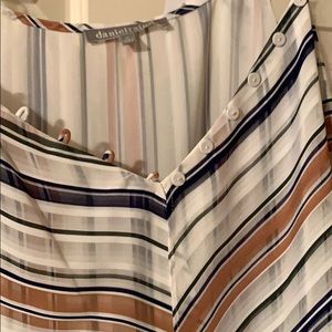 Daisia button detail too